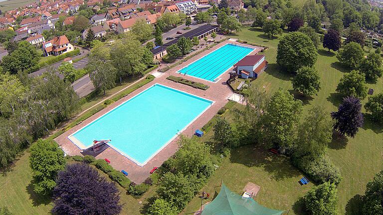 Das Freibad Volkach von oben.