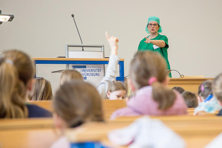 Die Kinder machten gut mit und meldeten sich immer wieder bei der Kinderuni mit der Ärztin Sarah König. Die Kinder machten gut mit und meldeten sich immer wieder bei der Kinderuni mit der Ärztin Sarah König.