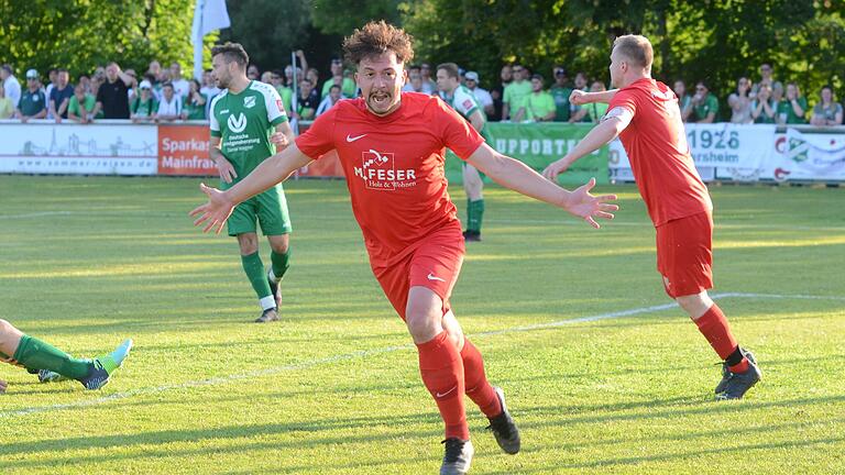Das ist das Ding: Robert Erfurt von der FV Gemünden/Seifriedsburg feiert seinen Treffer zum 2:1. Das ist das Ding: Robert Erfurt von der FV Gemünden/Seifriedsburg feiert seinen Treffer zum 2:1.