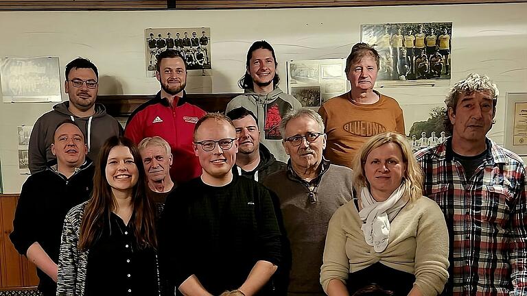 Der neu gewählte Vorstand/Vereinsausschuss (jew. von links) 1. Reihe: Carolin Lechner, Anna-Lena Münich, Monika Lechner, 2. Reihe: Anna Trost, Markus Köhler, Walter Zinn, Diana Beuschel-Zinn, Norbert Barthelme, 3. Reihe: Michael Münich, Winfried Mühr, Michael Lechner, 4. Reihe: Christian Ruß, Daniel Dereser, Johannes Trost, Karl-Heinz Lechner. Der neu gewählte Vorstand/Vereinsausschuss (jew. von links) 1. Reihe: Carolin Lechner, Anna-Lena Münich, Monika Lechner, 2. Reihe: Anna Trost, Markus Köhler, Walter Zinn, Diana Beuschel-Zinn, Norbert Barthelme, 3. Reihe: Michael Münich, Winfried Mühr, Michael Lechner, 4. Reihe: Christian Ruß, Daniel Dereser, Johannes Trost, Karl-Heinz Lechner.