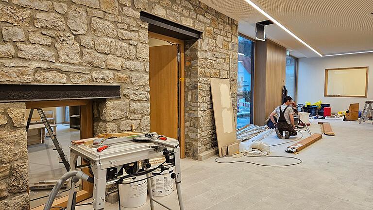 Blick in die Baustelle: So sehen der neue Eingangsbereich Kindertagesstätte St. Johannes (hinten im Bild) und der Übergang zum Erweiterungstrakt aus, wo früher das Marienheim stand.&nbsp;