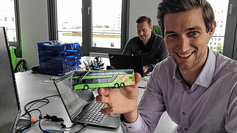 Kleiner Bus, riesige Firma: Die Flixbus-Gründer Jochen Engert (vorne), André Schwämmlein (hinten) und Daniel Krauss (nicht im Bild) beherrschen von ihrem schlichten Büro in der Münchener Flixbus-Zentrale aus den Fernbus-Markt in Deutschland. Kleiner Bus, riesige Firma: Die Flixbus-Gründer Jochen Engert (vorne), André Schwämmlein (hinten) und Daniel Krauss (nicht im Bild) beherrschen von ihrem schlichten Büro in der Münchener Flixbus-Zentrale aus den Fernbus-Markt in Deutschland.