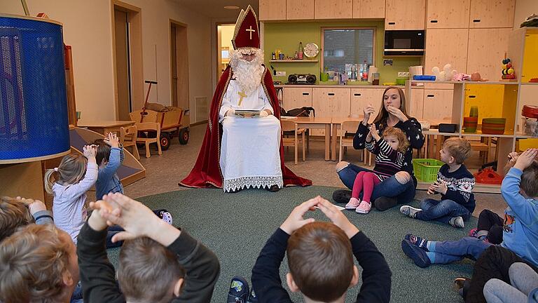 Josef Hörning besuchte bereits zum 50. Mal den Birkenfelder Kindergarten als Nikolaus – und wurde mit einem Fingerspiel begrüßt. Josef Hörning besuchte bereits zum 50. Mal den Birkenfelder Kindergarten als Nikolaus – und wurde mit einem Fingerspiel begrüßt.