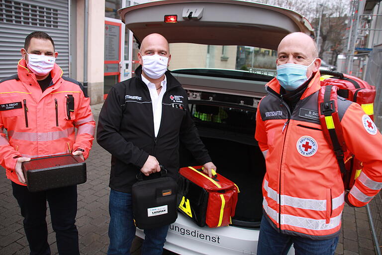 Dr. Sebastian Eibicht, Matthias Heckelt und Rolf Dast (von links) stellen ein mobiles Impfteam beim Kitzinger BRK.