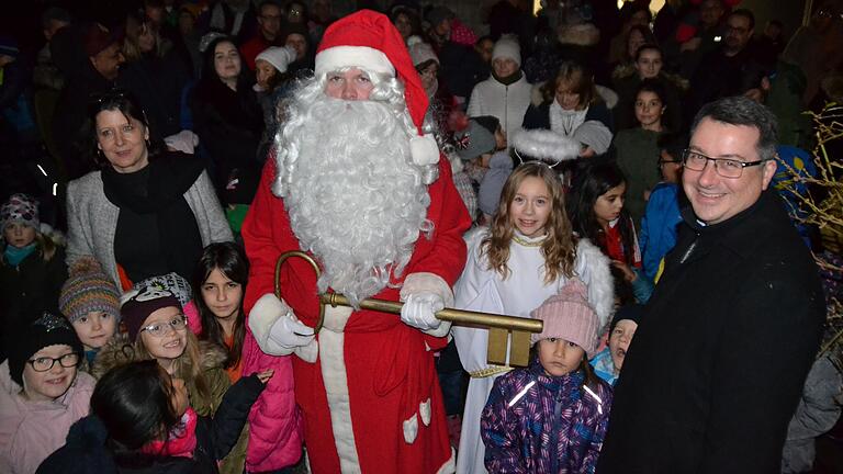 Die Kinder warten gespannt auf die Eröffnung des Weihnachtspostamtes mit Weihnachtsmann und Christkind.