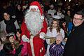 Die Kinder warten gespannt auf die Eröffnung des Weihnachtspostamtes mit Weihnachtsmann und Christkind.