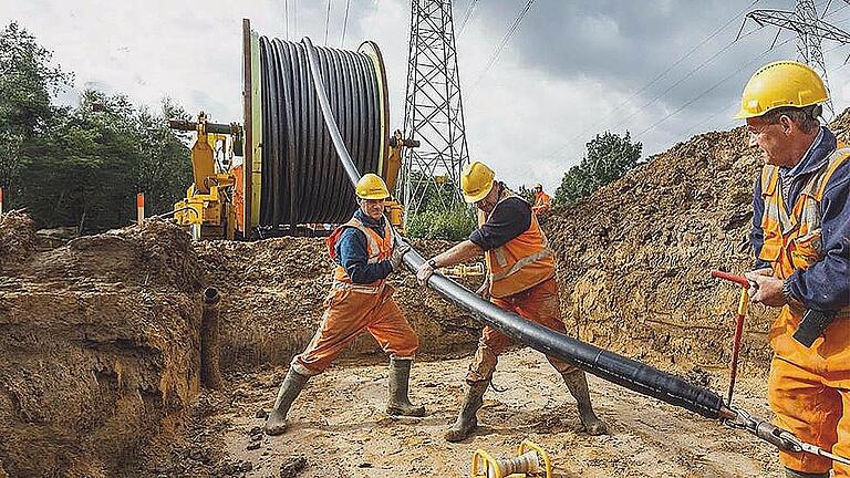 So oder so ähnlich wird es in Unterfranken auch aussehen, wenn die SuedLink-Kabel in der Erde verlegt werden. Für andere Vorhaben in Mainfranken müssen hingegen Strommasten errichtet oder umgebaut werden. So oder so ähnlich wird es in Unterfranken auch aussehen, wenn die SuedLink-Kabel in der Erde verlegt werden. Für andere Vorhaben in Mainfranken müssen hingegen Strommasten errichtet oder umgebaut werden.