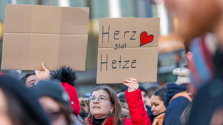 In Karlstadt soll am 17. Februar eine Kundgebung gegen Rechtsextremismus stattfinden. Das Bild zeigt eine Demonstration Mitte Januar in Würzburg. In Karlstadt soll am 17. Februar eine Kundgebung gegen Rechtsextremismus stattfinden. Das Bild zeigt eine Demonstration Mitte Januar in Würzburg.