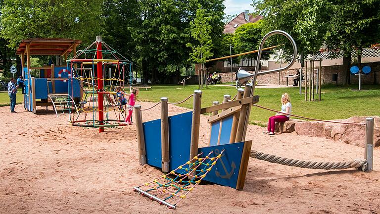Am Mehrgenerationen-Spielplatz 'Ma(e)in Spielplatz' in Marktheidenfeld ist an heißen Tagen bei Kindern besonders der Wasserlauf mit Matschbereich beliebt.