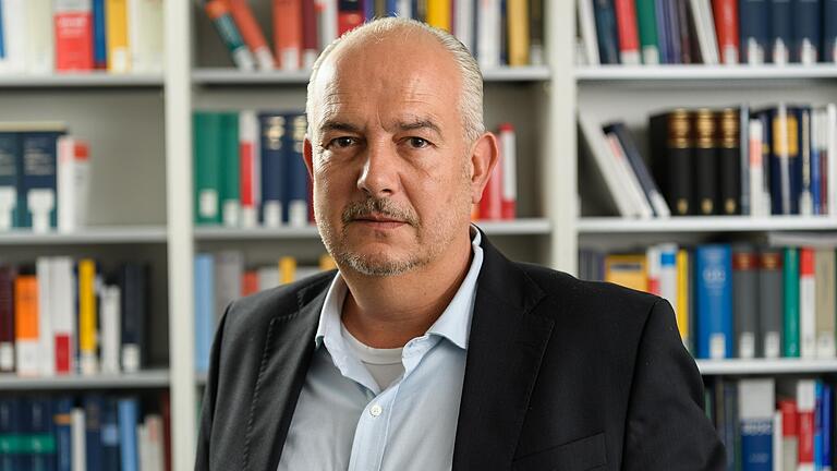 Der Würzburger Staatsrechtler Kyrill-Alexander Schwarz sieht eine zunehmende politische Radikalisierung von Muslimen. Der Würzburger Staatsrechtler Kyrill-Alexander Schwarz sieht eine zunehmende politische Radikalisierung von Muslimen.