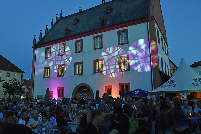 Auch in diesem Jahr wird der Marktplatz laut Stadtmarketing Haßfurt wieder festlich illuminiert (Archivbild). Auch in diesem Jahr wird der Marktplatz laut Stadtmarketing Haßfurt wieder festlich illuminiert (Archivbild). 