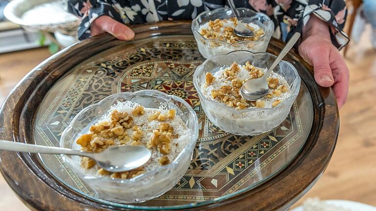  Hbub ist ein traditionelles Dessert aus Syrien, das Nadine Jaber vor dem Opferfest zubereitet. Hbub ist ein traditionelles Dessert aus Syrien, das Nadine Jaber vor dem Opferfest zubereitet.