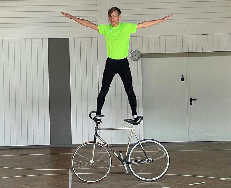 Collin Gültekin führt beim Kunstradtraining Kunststücke auf Sattel und Lenker durch. Collin Gültekin führt beim Kunstradtraining Kunststücke auf Sattel und Lenker durch.