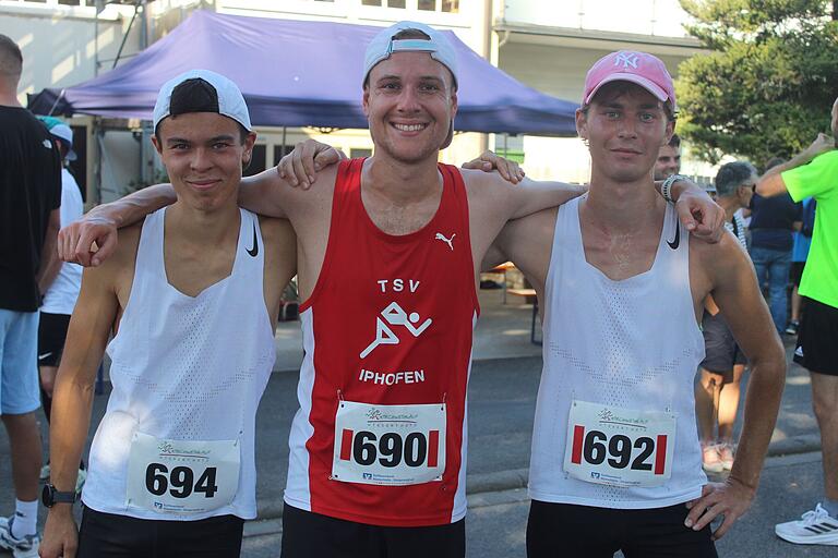 Strahlendes Iphöfer Trio: Beim Lauf in Wiesentheid über zehn Kilometer siegte Maximilian Fleischmann (Mitte) vor Luis Bonfig (rechts). Vereinskollege Tobias Humann wurde Dritter über fünf Kilometer. Strahlendes Iphöfer Trio: Beim Lauf in Wiesentheid über zehn Kilometer siegte Maximilian Fleischmann (Mitte) vor Luis Bonfig (rechts). Vereinskollege Tobias Humann wurde Dritter über fünf Kilometer.