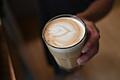 Milchkaffee in einem Glas       -  Keto-Kaffee, auch bekannt als „Bullettproof Coffee“, mit Butter und Öl soll angeblich beim Abnehmen helfen. Stimmt das?