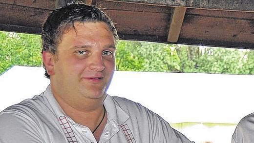 Immer mittendrin: Thomas Schlott aus Hausen in der Rhön ist neuer Geschäftsführer des BRK Kreisverbandes Main-Spessart. Zehn Jahre war er zuvor im Kreisverband Rhön-Grabfeld aktiv. Beim JRK-Zeltlager am Sulzfelder Badesee, für das er sich immer eingesetzt hat und das er auch nach seinem Weggang aus Rhön-Grabfeld noch gerne besucht, war er zum Beispiel auch hin und wieder am Bratwurststand aktiv. Immer mittendrin: Thomas Schlott aus Hausen in der Rhön ist neuer Geschäftsführer des BRK Kreisverbandes Main-Spessart. Zehn Jahre war er zuvor im Kreisverband Rhön-Grabfeld aktiv. Beim JRK-Zeltlager am Sulzfelder Badesee, für das er sich immer eingesetzt hat und das er auch nach seinem Weggang aus Rhön-Grabfeld noch gerne besucht, war er zum Beispiel auch hin und wieder am Bratwurststand aktiv.
