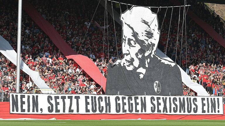 Klares Statement aus der Fan-Kurve: Die Ultras des SC Freiburg zeigten, was sie von Sexismus im Sport halten - auch wenn der im Fußballsport längst nicht so offenkundig ist. Klares Statement aus der Fan-Kurve: Die Ultras des SC Freiburg zeigten, was sie von Sexismus im Sport halten - auch wenn der im Fußballsport längst nicht so offenkundig ist.
