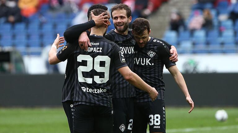 Die Erleichterung ist Kickers-Akteur Daniel Hägele (Zweiter von rechts) beim Jubel mit David Kopacz (vorne) sowie den Torschützen Robert Herrmann (rechts) und Saliou Sané (verdeckt) deutlich anzusehen. Die Erleichterung ist Kickers-Akteur Daniel Hägele (Zweiter von rechts) beim Jubel mit David Kopacz (vorne) sowie den Torschützen Robert Herrmann (rechts) und Saliou Sané (verdeckt) deutlich anzusehen.