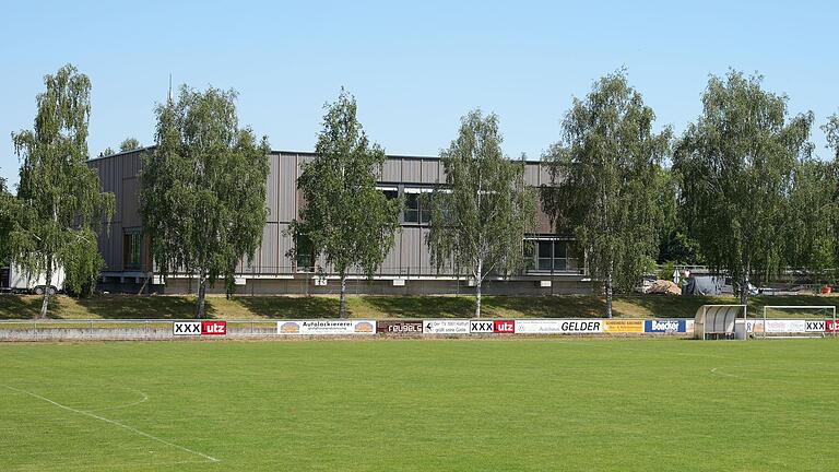 Die neue Turnhalle am Eichelsee in Haßfurt bietet auch vom Sportplatz aus einen schönen Anblick. Die neue Turnhalle am Eichelsee in Haßfurt bietet auch vom Sportplatz aus einen schönen Anblick.