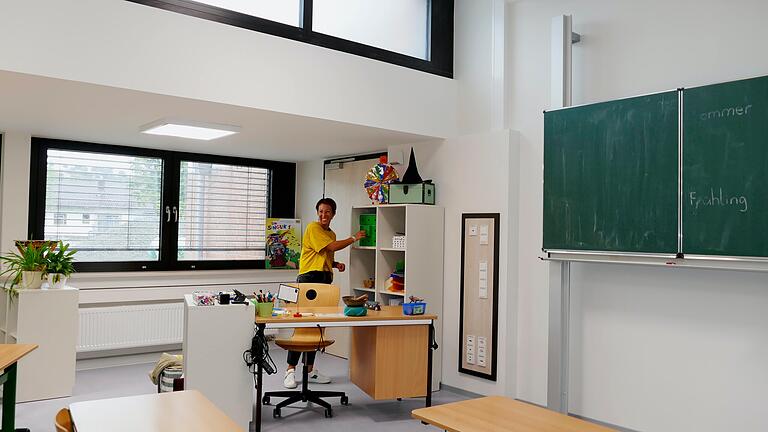 Letzte Handgriffe für den Einzug der Schulkinder am 13. September. Charlotte Ludwig ist schon beim Einräumen und Ausgestalten des Klassenzimmers.