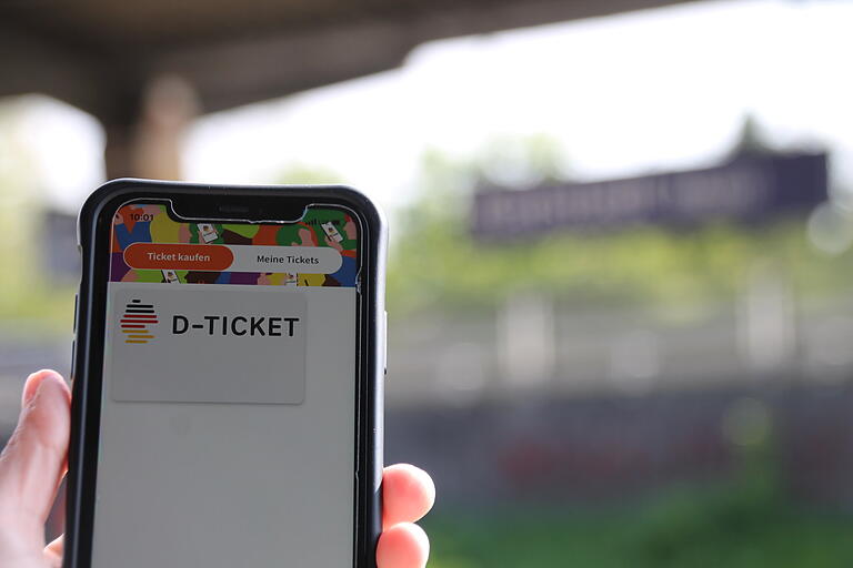 Dass das Deutschlandticket nur digital erworben werden kann, sorgt bei vielen Fahrgästen für Frust. Gerade ältere Menschen fühlen sich vom Ticket ausgeschlossen.&nbsp;