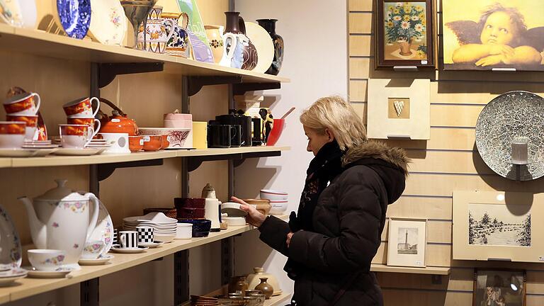 Wer Geschenke, mit denen man nichts anfangen konnte, im Oxfam Shop spendet, unterstützt damit die entwicklungspolitische Arbeit von Oxfam.