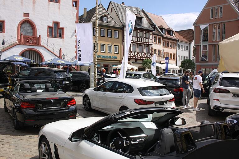 Autos im Zentrum der Stadt: In Karlstadt gibt's wieder Fahrzeuge zu sehen bei der Meile auf dem Marktplatz. Autos im Zentrum der Stadt: In Karlstadt gibt's wieder Fahrzeuge zu sehen bei der Meile auf dem Marktplatz. 