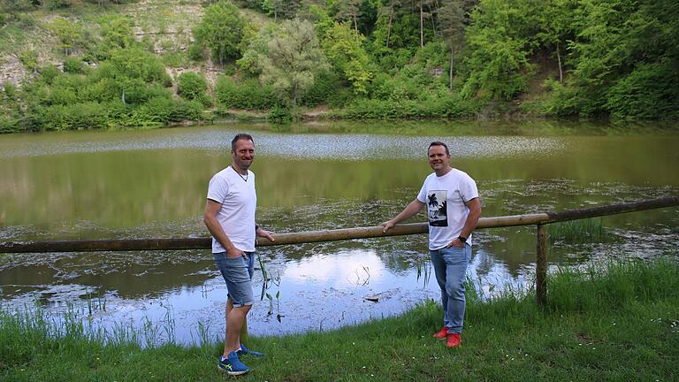 Der Wasserstand am Frickenhäuser See ist so hoch, wie seit vielen Jahren nicht mehr. Für die Vorsitzenden der ARGE Seefest, Markus Benkert (links) und Sebastian Fuchs, bedeutet der Pegel, dass die Seebühne umgeplant werden muss.