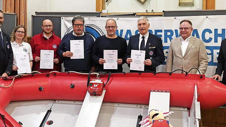 Geehrte Mitglieder der Wasserwacht Bad Kissingen (v.l.): Vorsitzender Alexander Knaab, Nicole Wolf (5 Jahre aktive Mitgliedschaft), Andreas Bröll (20 Jahre), Stefan Kuhn (30 Jahre), Daniel Nicolai (35 Jahre), Herbert Kolb (55 Jahre), Kreisgeschäft... - Geehrte Mitglieder der Wasserwacht Bad Kissingen (v.l.): Vorsitzender Alexander Knaab, Nicole Wolf (5 Jahre aktive Mitgliedschaft), Andreas Bröll (20 Jahre), Stefan Kuhn (30 Jahre), Daniel Nicolai (35 Jahre), Herbert Kolb (55 Jahre), Kreisgeschäftsführer Harald Erhard und Oberbürgermeister Dirk Vogel Geehrte Mitglieder der Wasserwacht Bad Kissingen (v.l.): Vorsitzender Alexander Knaab, Nicole Wolf (5 Jahre aktive Mitgliedschaft), Andreas Bröll (20 Jahre), Stefan Kuhn (30 Jahre), Daniel Nicolai (35 Jahre), Herbert Kolb (55 Jahre), Kreisgeschäft... - Geehrte Mitglieder der Wasserwacht Bad Kissingen (v.l.): Vorsitzender Alexander Knaab, Nicole Wolf (5 Jahre aktive Mitgliedschaft), Andreas Bröll (20 Jahre), Stefan Kuhn (30 Jahre), Daniel Nicolai (35 Jahre), Herbert Kolb (55 Jahre), Kreisgeschäftsführer Harald Erhard und Oberbürgermeister Dirk Vogel