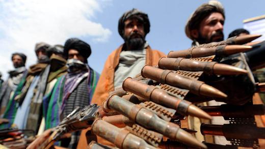 Taliban       -  Sie eint ihr islamistisches Weltbild. Ansonsten haben sie jedoch nicht viel gemeinsam: die afghanischen Taliban und das Terrornetzwerk Al Qaida. Dennoch werden beide oft in einen Topf geworfen. Wir zeigen Ihnen, wie unterschiedlich die Ziele der beiden Organisationen sind und warum die Taliban keine Bin-Laden-Fans sind...