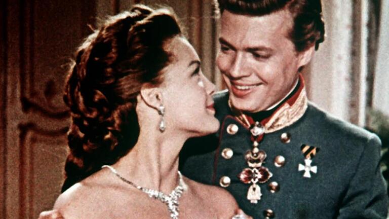 'Sissi, die junge Kaiserin'       -  Ein schönes Paar: Karlheinz Böhm 1956 als Kaiser Franz Joseph mit der jungen Kaiserin Sissi (Romy Schneider).