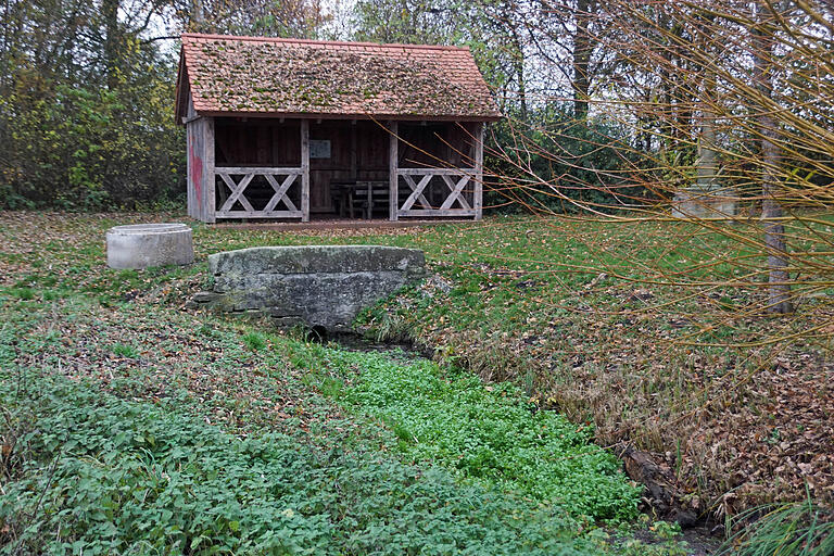 Das Schindersbrünnle vor der Neugestaltung im November 2020. Vor allem das Bachbett der Seebachquelle wurde auf ihren ersten Metern verschönert. Bei der Wanderschutzhütte wurde die verschmierte Bretterseite (links im Bild) erneuert, die Feuerstelle ausgetauscht und der gesamte Platz hergerichtet. Das Schindersbrünnle vor der Neugestaltung im November 2020. Vor allem das Bachbett der Seebachquelle wurde auf ihren ersten Metern verschönert. Bei der Wanderschutzhütte wurde die verschmierte Bretterseite (links im Bild) erneuert, die Feuerstelle ausgetauscht und der gesamte Platz hergerichtet.
