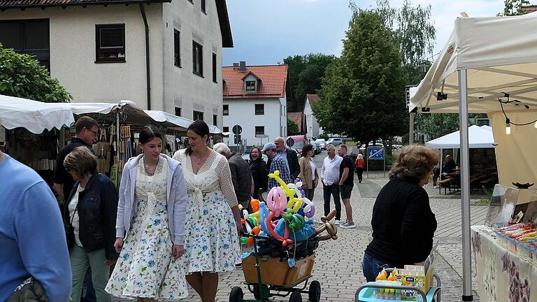 Ballonkünstlerinnen im Einsatz       -  Ballonkünstlerinnen im Einsatz