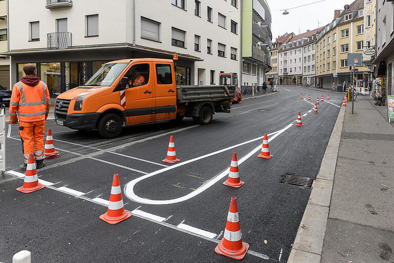In der Peterstraße werden zurzeit die Fahrspuren aufgezeichnet. Künftig dürfen hier die Radfahrer entgegen der Einbahnrichtung unterwegs sein. In der Peterstraße werden zurzeit die Fahrspuren aufgezeichnet. Künftig dürfen hier die Radfahrer entgegen der Einbahnrichtung unterwegs sein.