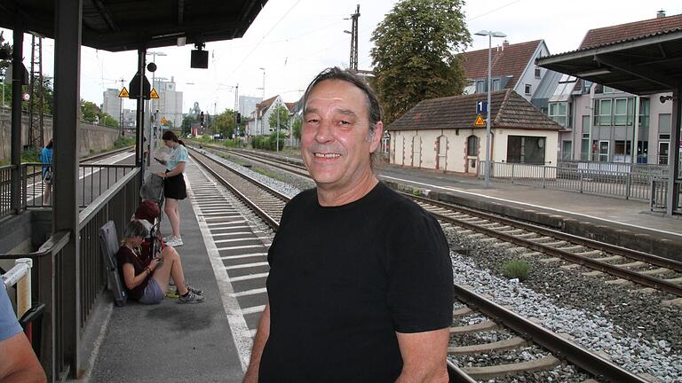 Zum Gesprächszeitpunkt rechnete Günther Ruf damit, mit mindestens drei Stunden Verspätung seine Reise von Karlstadt nach Berlin antreten zu können. Zum Gesprächszeitpunkt rechnete Günther Ruf damit, mit mindestens drei Stunden Verspätung seine Reise von Karlstadt nach Berlin antreten zu können.