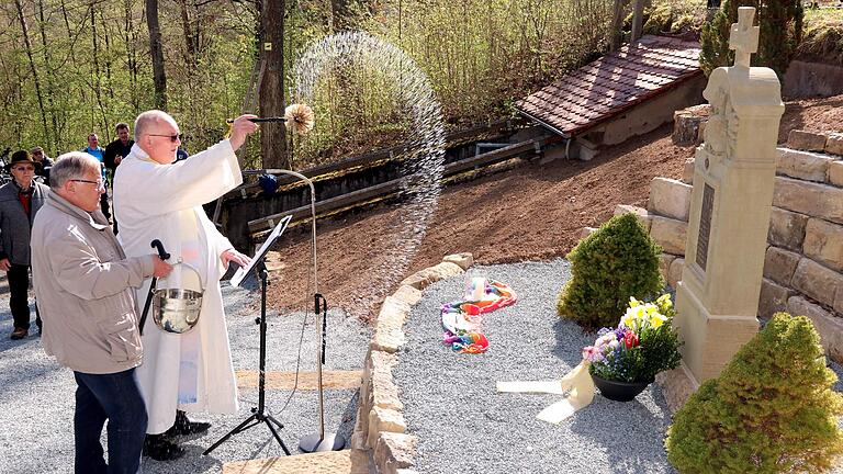 Pater Rudolf Theiler bei der Einweihung des Gedenksteins am Eberner Käppele im April 2022. Pater Rudolf Theiler bei der Einweihung des Gedenksteins am Eberner Käppele im April 2022.