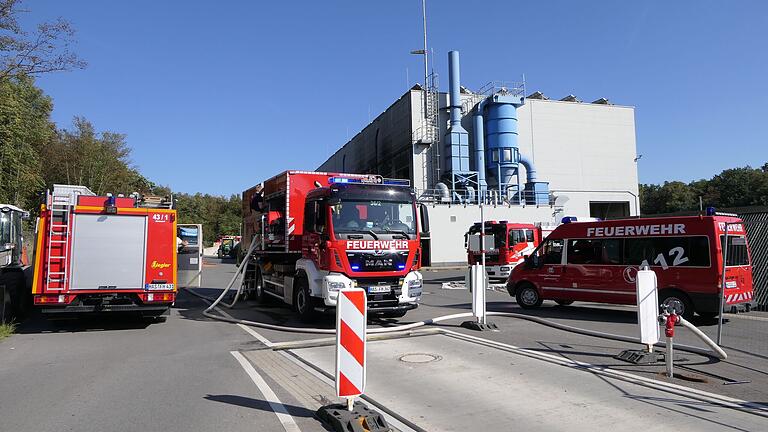 Sieben Feuerwehren und 80 Einsatzkräfte beteiligten sich an dem Großeinsatz im Kreisabfallzentrum Wonfurt. Sieben Feuerwehren und 80 Einsatzkräfte beteiligten sich an dem Großeinsatz im Kreisabfallzentrum Wonfurt.