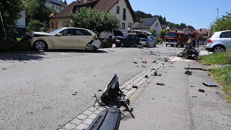 70 Meter weit zogen sich die Unfallspuren in der Weingartenstraße, nachdem ein 14-Jähriger mit dem Auto seiner Tante einen schweren Unfall verursacht hatte. 70 Meter weit zogen sich die Unfallspuren in der Weingartenstraße, nachdem ein 14-Jähriger mit dem Auto seiner Tante einen schweren Unfall verursacht hatte.