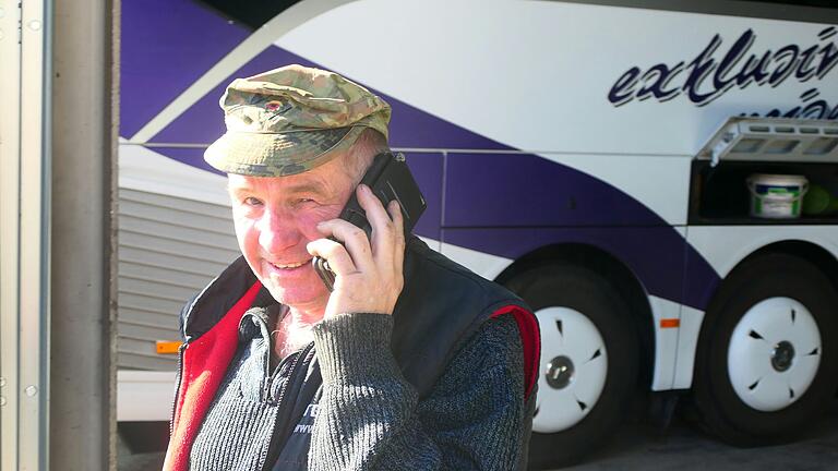 Heinz Geis muss viele Ersatzteile für die Reparatur der beschädigten Busse bestellen.