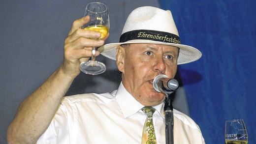 So kennt man ihn: „Ehrenoberfestdirektor“ Waldemar Sperling in seinem Element beim Frankenwinheimer Weinfest. So kennt man ihn: „Ehrenoberfestdirektor“ Waldemar Sperling in seinem Element beim Frankenwinheimer Weinfest.