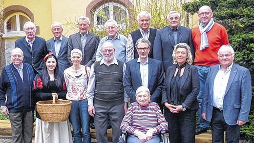 Sie sorgten einst für den Erfolg der TSV-Handballer: Frohes Wiedersehen feierten in Lohr (von hinten links nach rechts unten) Konrad Roth, Bernd Hübner, Willi Volkening, Oswald Wirth, Ernst Weber, Josef Karrer, Norbert Klein,Helmut Schaller, Schneewittchen Helena Neuf, stellvertretende Abteilungsleiterin Ulrike Röder, Gerd Weber, Christoph Zschocke, Konstanze Schmidt von der Direktion der Franziskushöhe, Otto Heine und (im Rollstuhl) Hedwig Bergmann. Sie sorgten einst für den Erfolg der TSV-Handballer: Frohes Wiedersehen feierten in Lohr (von hinten links nach rechts unten) Konrad Roth, Bernd Hübner, Willi Volkening, Oswald Wirth, Ernst Weber, Josef Karrer, Norbert Klein,Helmut Schaller, Schneewittchen Helena Neuf, stellvertretende Abteilungsleiterin Ulrike Röder, Gerd Weber, Christoph Zschocke, Konstanze Schmidt von der Direktion der Franziskushöhe, Otto Heine und (im Rollstuhl) Hedwig Bergmann.