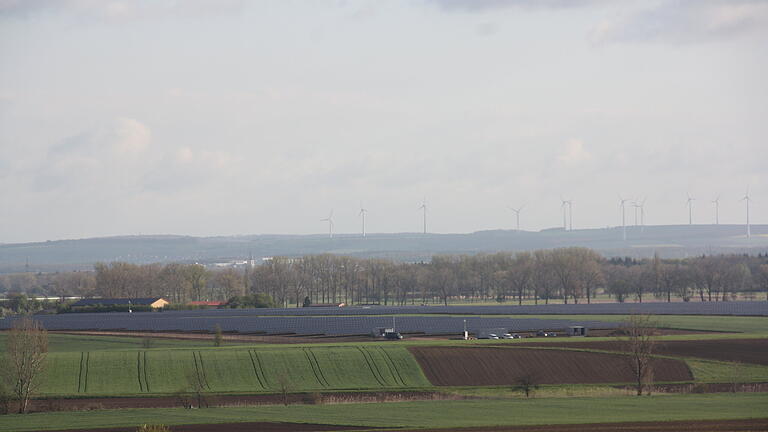 Blick aus der Nähe des Umspannwerks zwischen Brünnstadt und Zeilitzheim auf die Freiflächenphotovoltaikanlage von Belectric zwischen Herlheim und Brünnstadt