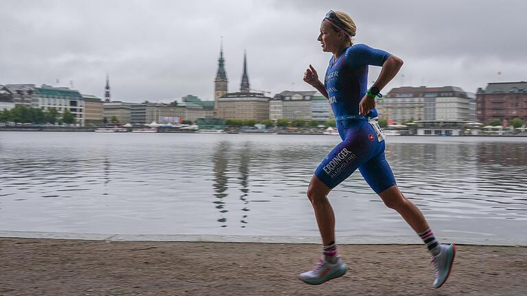 Carolin Lehrieder vor der Kulisse Hamburgs an der Binnenalster: Nach dem zweiten Platz beim Schwimmen und Radfahren lag sie beim abschließenden Marathon in Führung. Carolin Lehrieder vor der Kulisse Hamburgs an der Binnenalster: Nach dem zweiten Platz beim Schwimmen und Radfahren lag sie beim abschließenden Marathon in Führung.