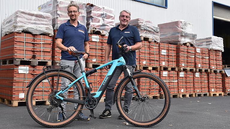 Ein E-Bike für gute Azubi-Leistungen ist ein weiterer Anreiz, mit dem die beiden Geschäftsführer von Handschuh-Bedachungen, Frank Schindelmann (links) und Walter Weissenseel, den Dachdecker-Nachwuchs motivieren wollen. Ein E-Bike für gute Azubi-Leistungen ist ein weiterer Anreiz, mit dem die beiden Geschäftsführer von Handschuh-Bedachungen, Frank Schindelmann (links) und Walter Weissenseel, den Dachdecker-Nachwuchs motivieren wollen.