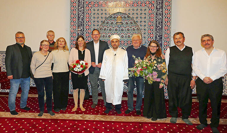 Der Imam Efraim Topaloglu lud seine Gäste zum Abendgebet und zur Besichtigung der Moschee ein. Der Imam Efraim Topaloglu lud seine Gäste zum Abendgebet und zur Besichtigung der Moschee ein.