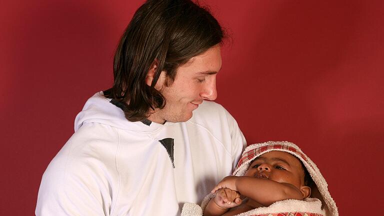 Lionel Messi und Lamine Yamal       -  Lionel Messi hält 2007 das Baby Lamine Yamal im Arm.