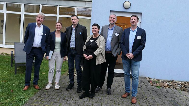 Chefarzt Dr. Heinz-Josef Beine (v.l.), Gesundheitsministerin Judith Gerlach, Geschäftsführer Michael Lang, Geschäftsführerin Birgit Winzek, Ärztlicher Direktor Sven Steffes-Holländer und Klinikmanager Thorsten Stüwe beim zehnjährigen Jubiläum der Heiligenfeld Klinik in Uffenheim.