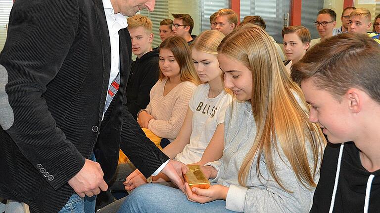 Goldmünze Goldbarren Gewicht       -  Da strahlten die Schüler genauso wie das Edelmetall beim Anfassen eines echten Goldbarrens.