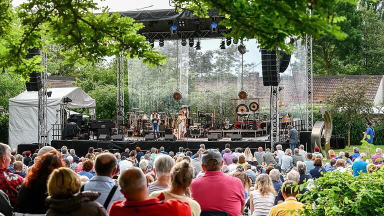 Das Liedermacherfestival &quot;Songs für einen Sommerabend&quot; fand 2019 zum zweiten Mal im Park des Klosters Himmelpforten in Würzburg statt. Ado Schlier organisiert das dreitägige Festival seit 33 Jahren. Schon am Freitagabend war das Gelände gut gefüllt.