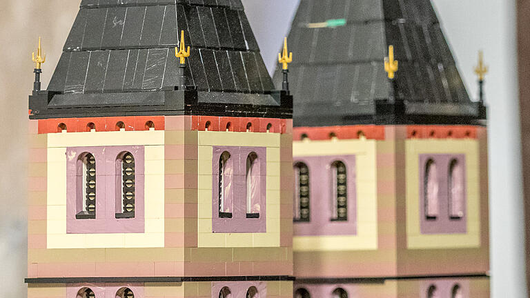 Der Lego-Nachbau des Würzburger Doms, hier die markanten Doppeltürme, steht im Maßstab 1:32 im Gästezimmer seines Erbauers.